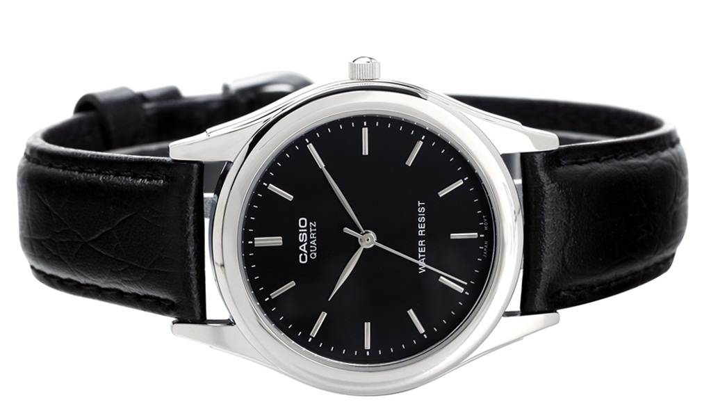 Đồng hồ Casio thiết kế hai màu trắng và đen nhã nhặn hài hòa